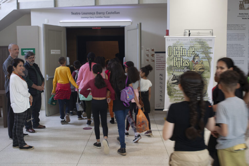 17.11.23: Cia Vento Minuano e Telúrica Produções apresenta O Gato de Botas e Bombachas n o Teatro Lourenço Darcy Castellan no Centro Histórico-cultural Santa Casa em Porto Alegre. Foto Eduardo Seidl/Fototaxia