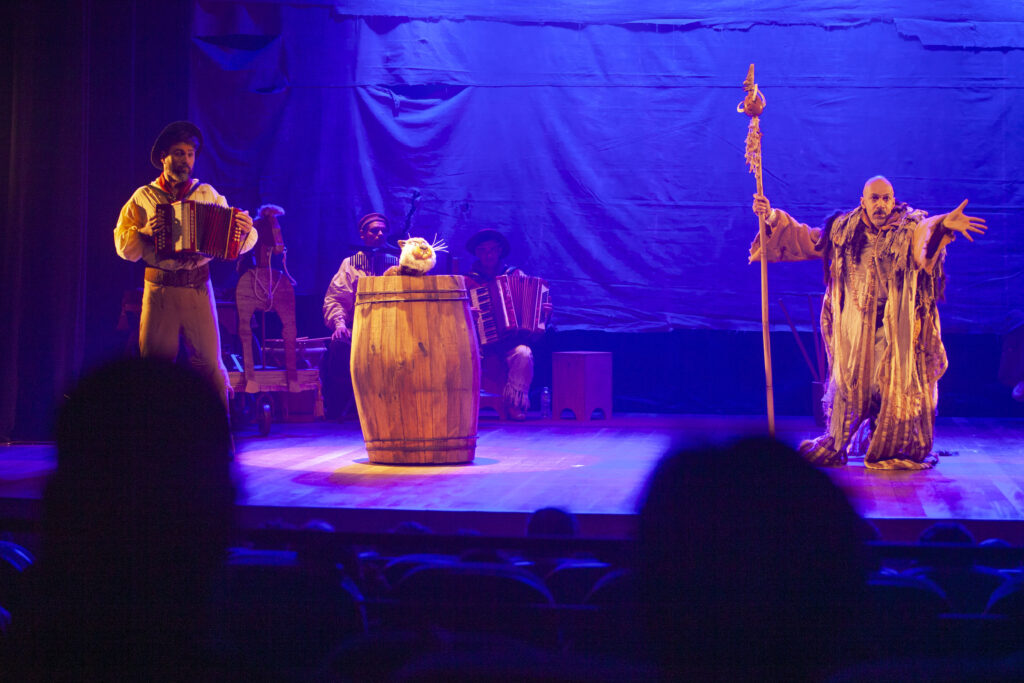 17.11.23: Cia Vento Minuano e Telúrica Produções apresenta O Gato de Botas e Bombachas n o Teatro Lourenço Darcy Castellan no Centro Histórico-cultural Santa Casa em Porto Alegre. Foto Eduardo Seidl/Fototaxia