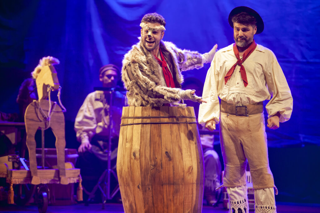 17.11.23: Cia Vento Minuano e Telúrica Produções apresenta O Gato de Botas e Bombachas n o Teatro Lourenço Darcy Castellan no Centro Histórico-cultural Santa Casa em Porto Alegre. Foto Eduardo Seidl/Fototaxia
