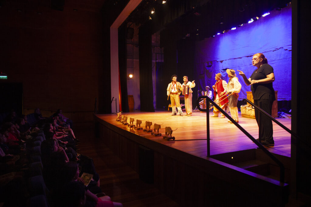 17.11.23: Cia Vento Minuano e Telúrica Produções apresenta O Gato de Botas e Bombachas n o Teatro Lourenço Darcy Castellan no Centro Histórico-cultural Santa Casa em Porto Alegre. Foto Eduardo Seidl/Fototaxia