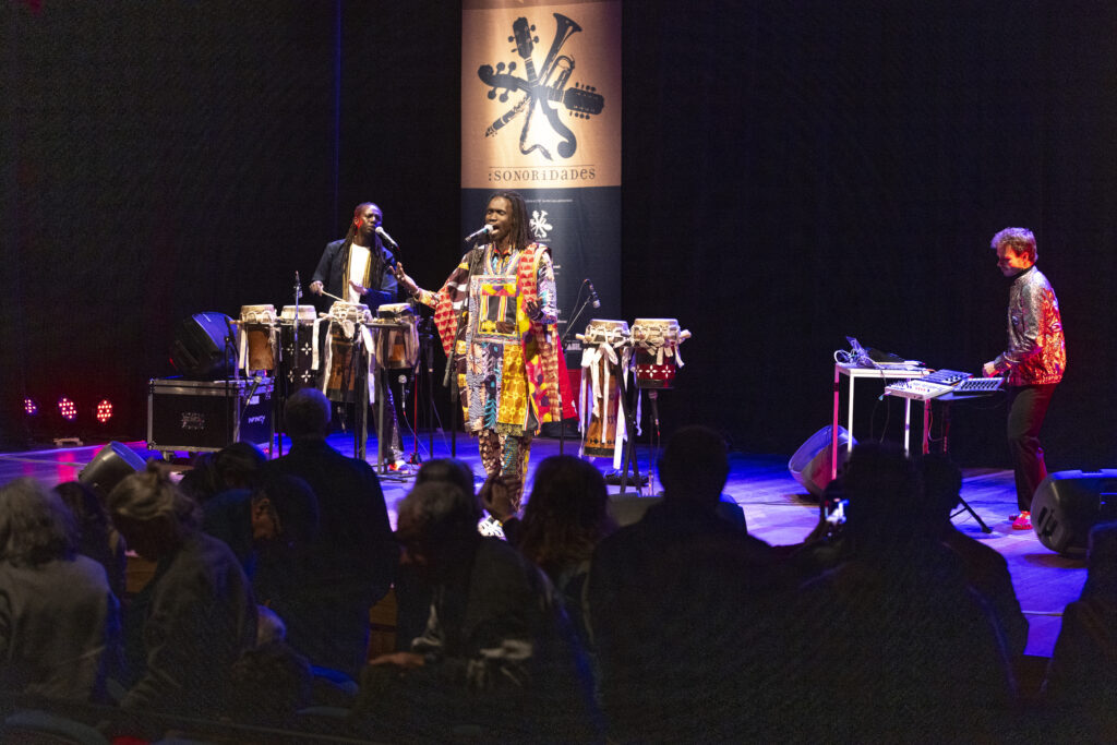 03.07.25: A potência sonora do grupo franco-senegalês Guiss Guiss Bou Bess, misturando tambores tradicionais e batidas eletrônicas no Projeto Sonoridades do Centro Histórico-cultural Santa Casa em Porto Alegre-RS. Foto Eduardo Seidl/Fototaxia