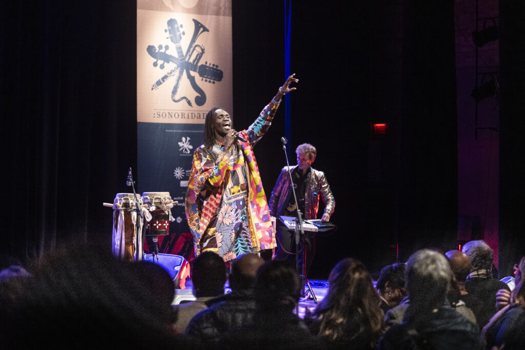 03.07.25: A potência sonora do grupo franco-senegalês Guiss Guiss Bou Bess, misturando tambores tradicionais e batidas eletrônicas no Projeto Sonoridades do Centro Histórico-cultural Santa Casa em Porto Alegre-RS. Foto Eduardo Seidl/Fototaxia