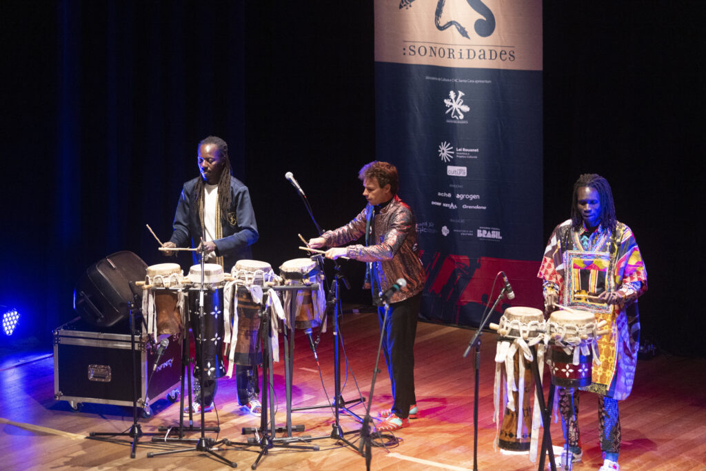 03.07.25: A potência sonora do grupo franco-senegalês Guiss Guiss Bou Bess, misturando tambores tradicionais e batidas eletrônicas no Projeto Sonoridades do Centro Histórico-cultural Santa Casa em Porto Alegre-RS. Foto Eduardo Seidl/Fototaxia