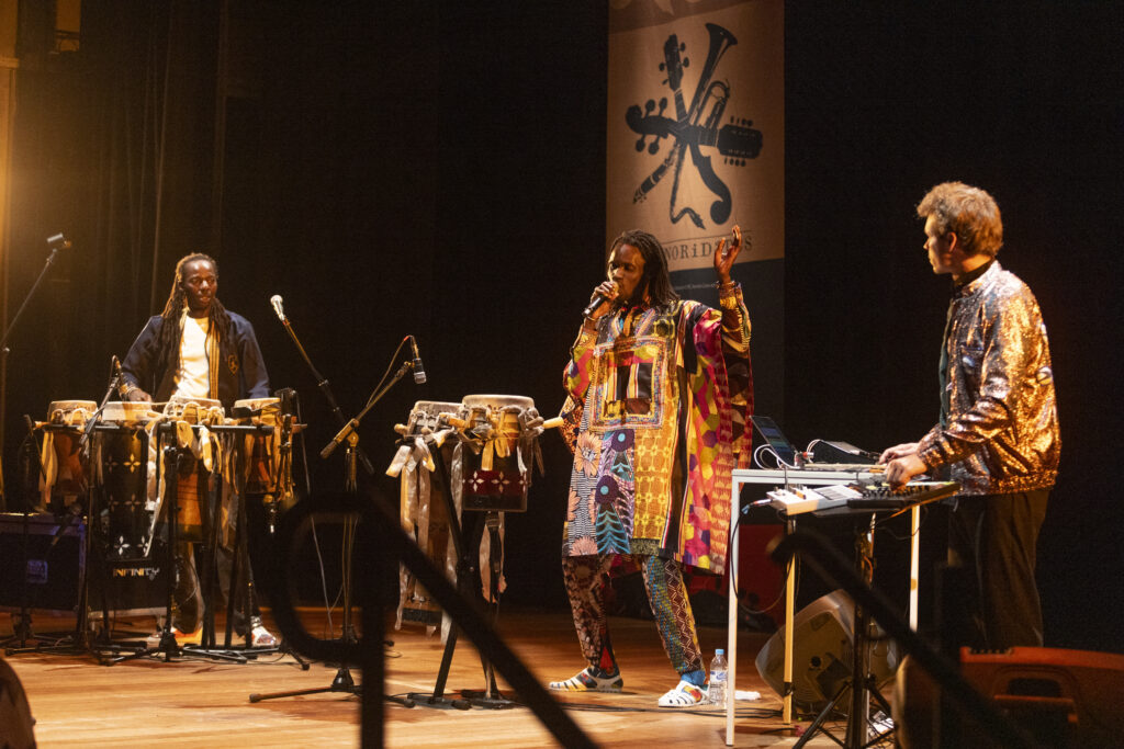 03.07.25: A potência sonora do grupo franco-senegalês Guiss Guiss Bou Bess, misturando tambores tradicionais e batidas eletrônicas no Projeto Sonoridades do Centro Histórico-cultural Santa Casa em Porto Alegre-RS. Foto Eduardo Seidl/Fototaxia
