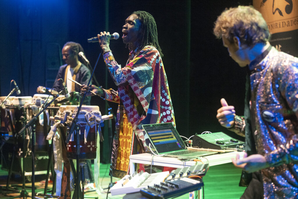 03.07.25: A potência sonora do grupo franco-senegalês Guiss Guiss Bou Bess, misturando tambores tradicionais e batidas eletrônicas no Projeto Sonoridades do Centro Histórico-cultural Santa Casa em Porto Alegre-RS. Foto Eduardo Seidl/Fototaxia