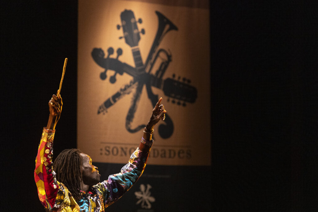 03.07.25: A potência sonora do grupo franco-senegalês Guiss Guiss Bou Bess, misturando tambores tradicionais e batidas eletrônicas no Projeto Sonoridades do Centro Histórico-cultural Santa Casa em Porto Alegre-RS. Foto Eduardo Seidl/Fototaxia